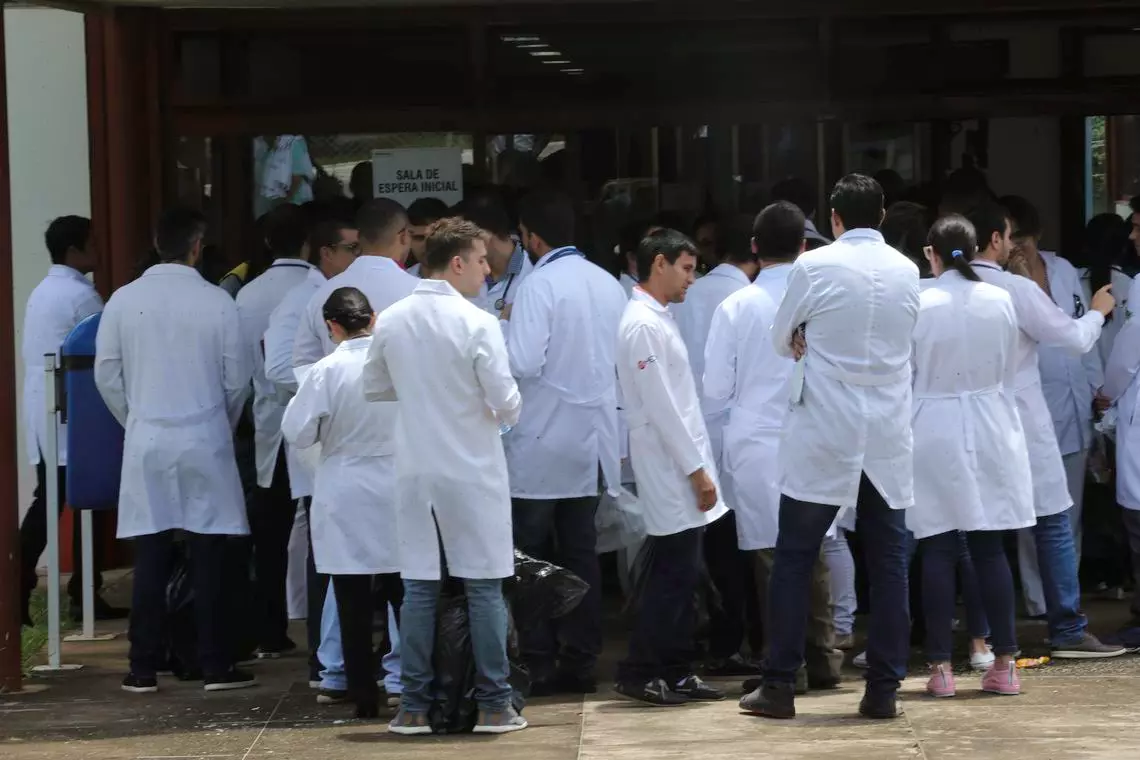 Brasil deve chegar a 635,7 mil médicos em 2025; mulheres são maioria